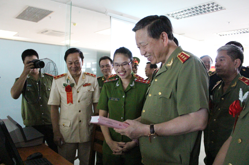 Đồng chí Bộ trưởng Tô Lâm dùng thử hệ thống tra cứu tài liệu tại Thư viện Học viện CSND